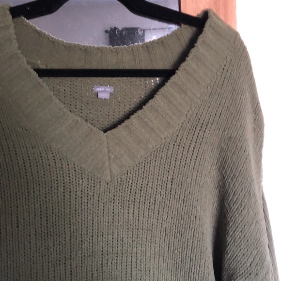 Green high low off shoulder baggy sweater - Picture 2 of 3